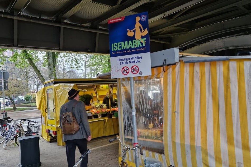 Der Isemarkt in Hamburg befindet sich seit seiner Gründung im Jahr 1949 unter der U-Bahn-Trasse zwischen den Haltestellen Hoheluftbrücke und Eppendorfer Baum. Und ist inzwischen weit über die Stadtgrenzen bekannt.