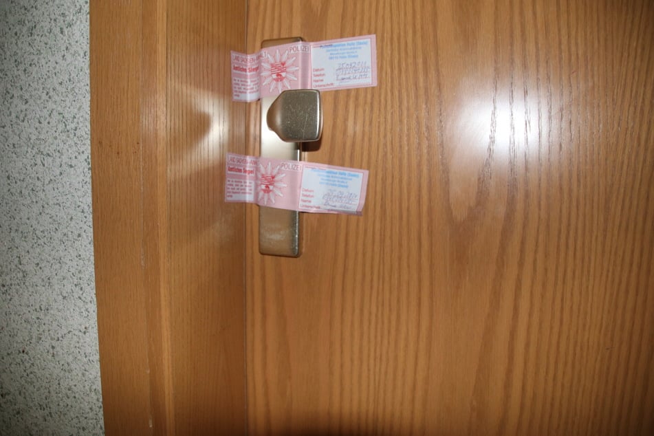 Die Kripo hat die Wohnungstür des Ehepaars versiegelt.