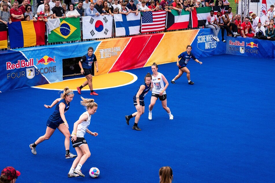 Das Frauen-Finale gewann die USA (blau) gegen Deutschland.