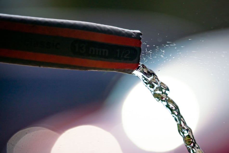 Schlauch sowie Wasser hatten sich aufgrund der heißen Temperaturen maximal aufgeheizt. (Symbolbild)