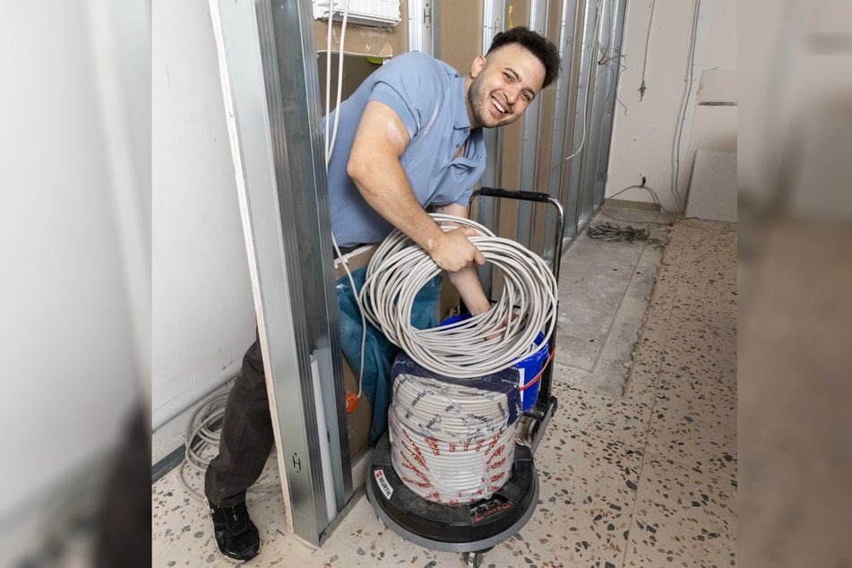 Felipe Medeiros packt auf der Baustelle selbst mit an.