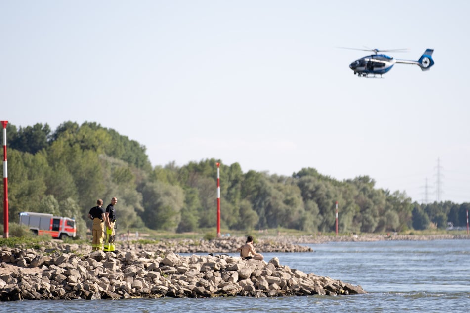 Unter anderem wurde mithilfe eines Rettungshubschraubers nach dem Mann gesucht - bislang erfolglos. (Symbolbild)