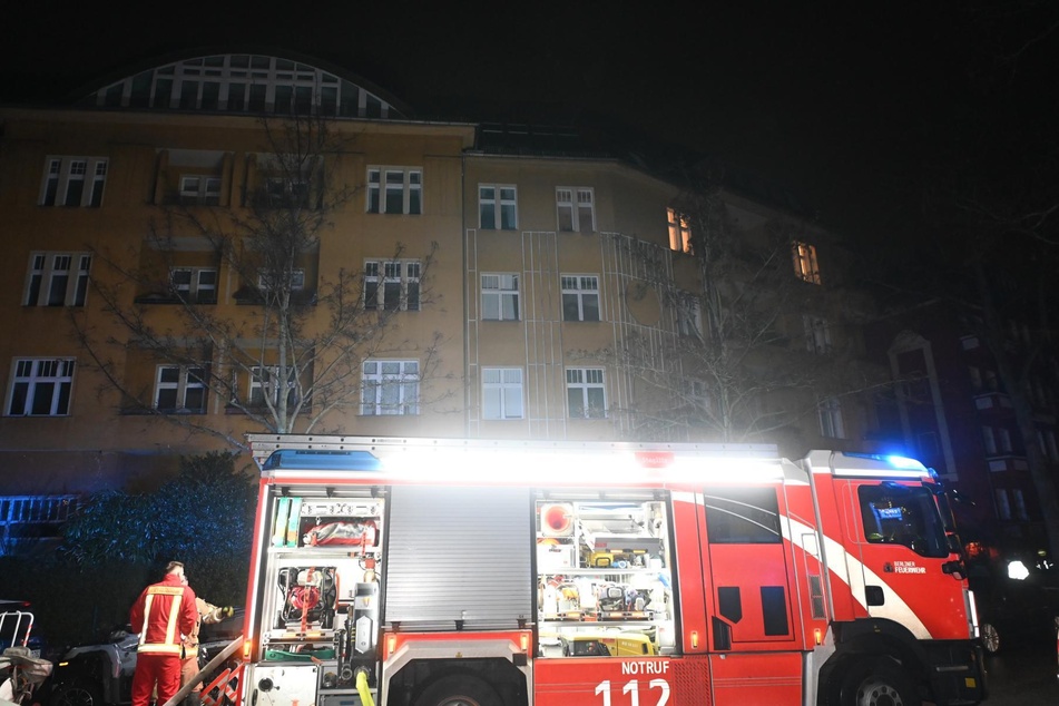 In Tempelhof-Schöneberg brannte es in der Nacht zum heutigen Freitag in einer Wohnung.