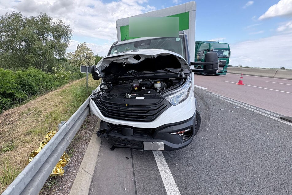 Auf der A9 bei Leipzig ist es am Dienstag zu einem Unfall zwischen einem Transporter und einem Laster gekommen.