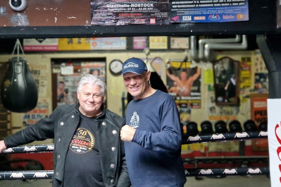 "Zur Ritze"-Betreiber Carsten Marek (64, l.) zusammen mit Ex-Profi-Boxer Axel Schulz (55).