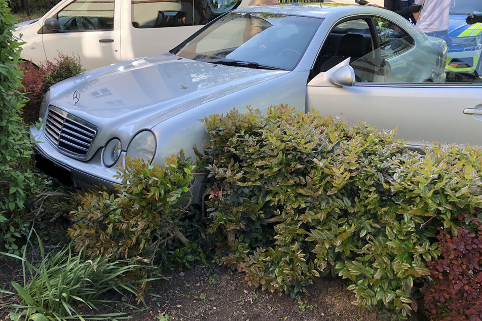 Nach kurzer Flucht landete der 20-Jährige mit seinem Mercedes in einer Vorgarten-Hecke.