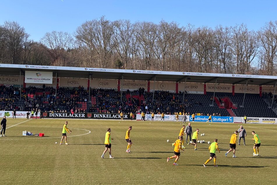 Die Spieler wärmen sich auf dem Rasen auf.