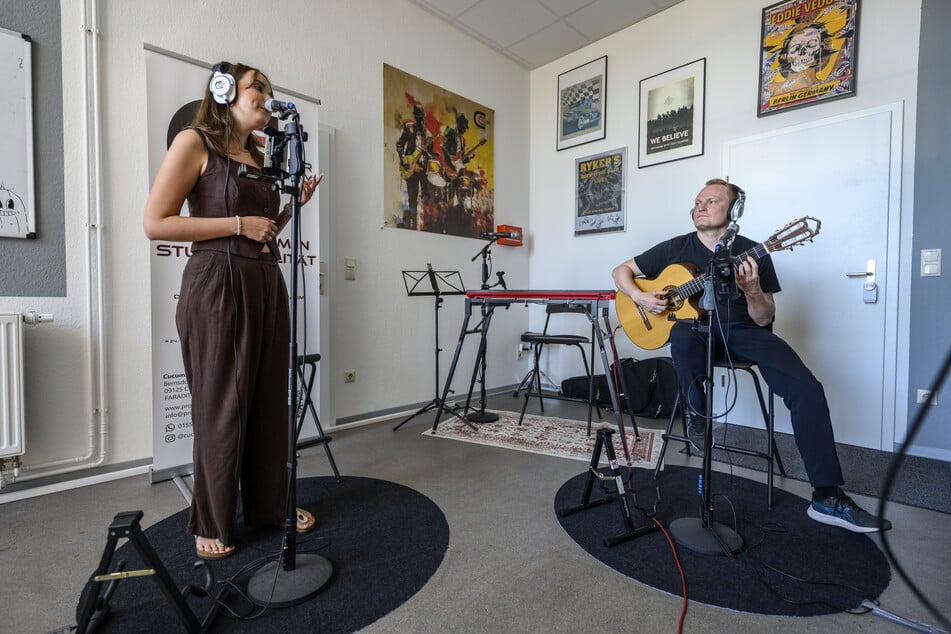 Sängerin Laura Graichen (26) und Gitarrist Ollipekka Määttä (36) testen den Proberaum ohne Krach aus.