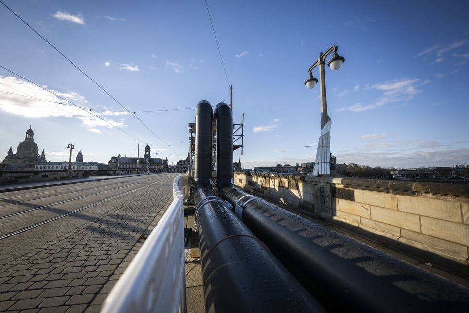 Die provisorische Fernwärmeleitung verläuft über einen Gehweg der Augustusbrücke.