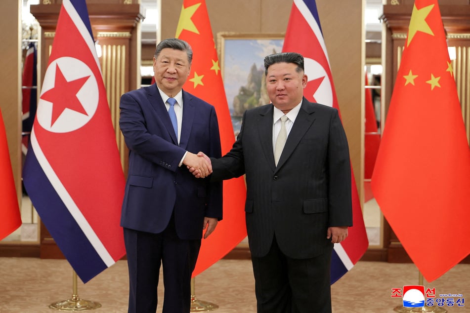 Chinese President Xi Jinping (l.) shakes hands with North Korean leader Kim Jong Un during a state visit to Pyongyang on June 8, 2026.