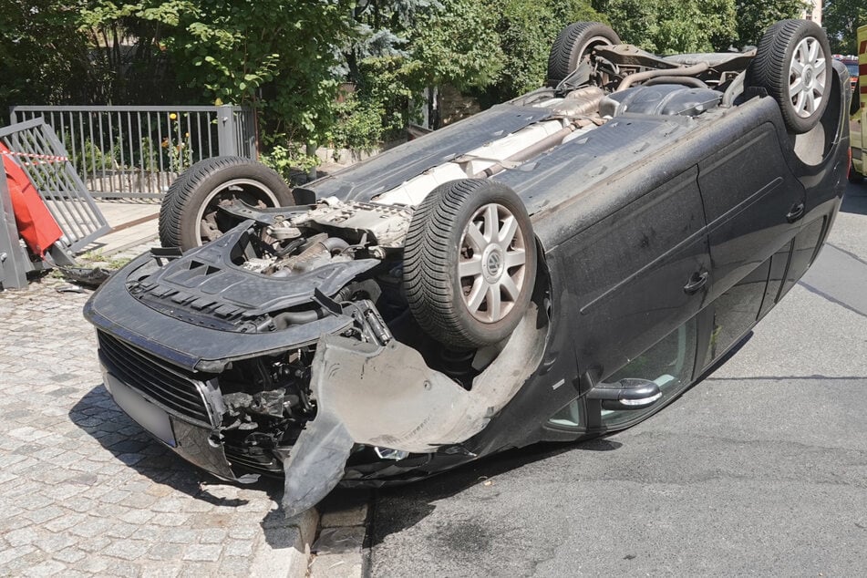 Crash in Briesnitz: VW überschlägt sich und bleibt auf Dach liegen