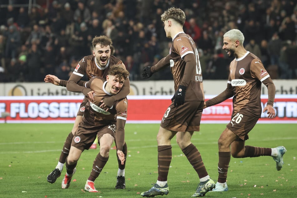 Philipp Treu (24, v.l.), Noah Weißhaupt (23, 2.v.r.) und Elias Saad (25, r.) haben den FC St. Pauli verlassen.