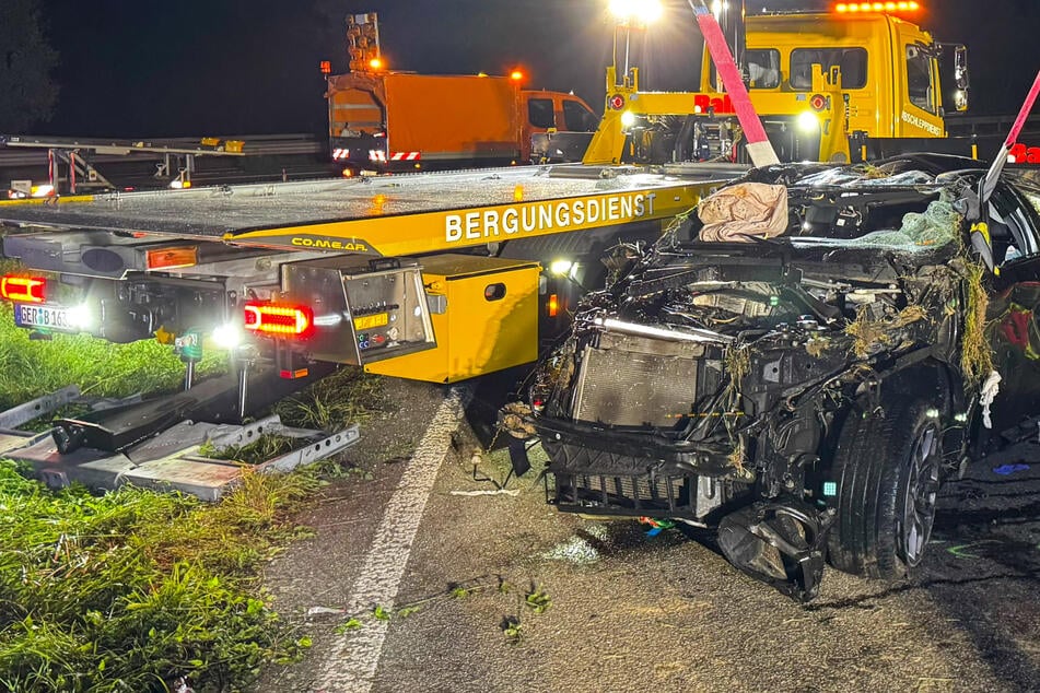 BMW überschlägt sich mehrfach auf B9: Zwei Schwerverletzte