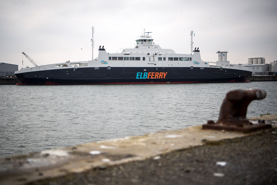 Das Fährschiff "Greenferry I" wird im Hafen für den geplanten Fährbetrieb zwischen Cuxhaven-Brunsbüttel fit gemacht.