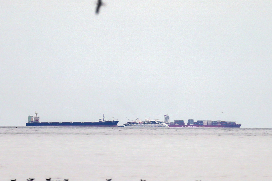 Das australische Kreuzfahrtschiff "Greg Mortimer" liegt vor dem Hafen von Montevideo.