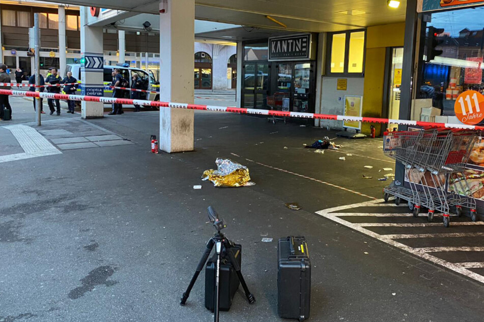 Der Eingangsbereich des betroffenen Supermarktes ist mit Polizeiband abgesperrt. Ein 19-Jähriger ist am Freitagabend von einem Polizisten angeschossen und schwer verletzt worden.