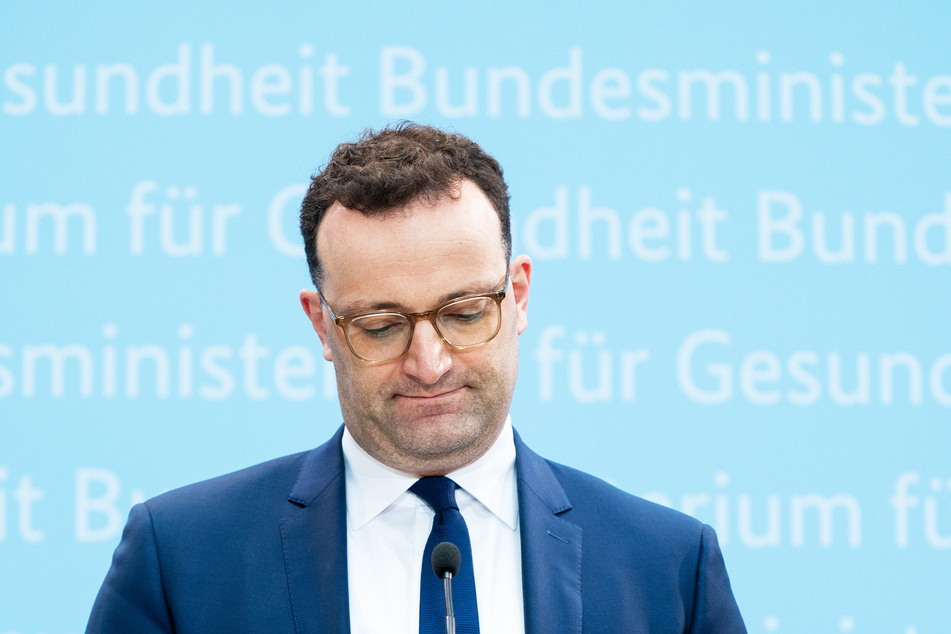 Jens Spahn (40, CDU), Bundesminister für Gesundheit, fliegt sein Maskenangebot nun um die Ohren.