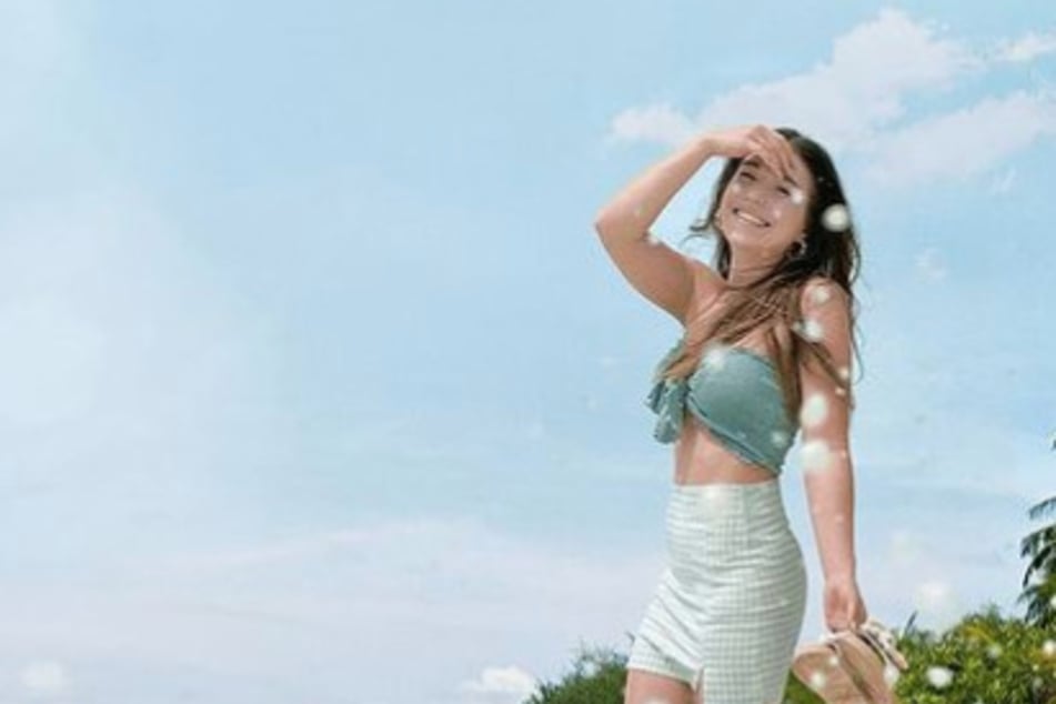 Lachend am Strand auf den Malediven: Bibi "Bibi" Claßen (28) ist nach ihrer Brustvergrößerung zufrieden.