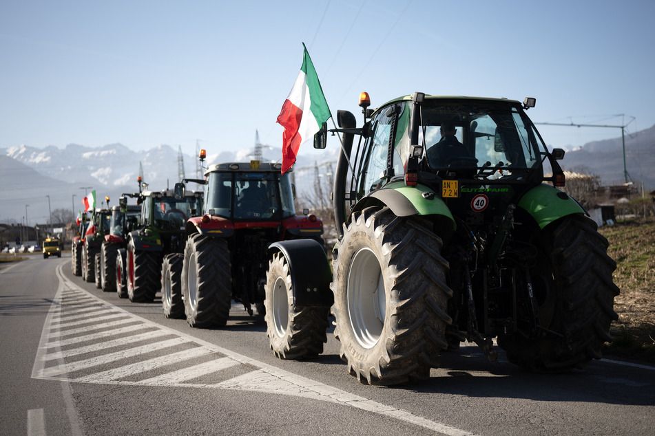 Mehrere Hundert Bauern haben auch in Italien gegen die europäische Agrarpolitik und für den Erhalt von staatlichen Subventionen demonstriert.