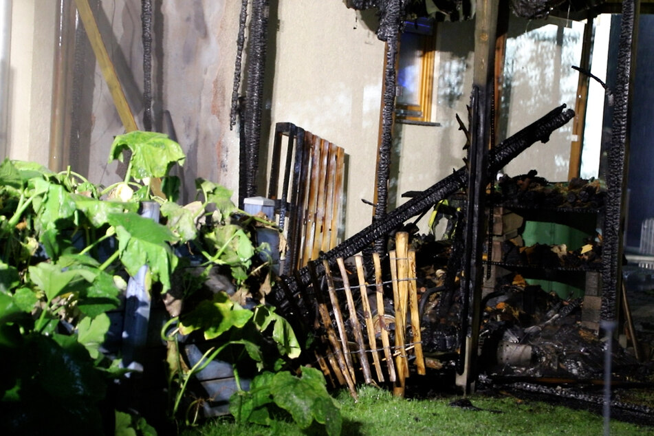 Der Carport, der zu einem Einfamilienhaus gehörte, brannte vollständig nieder.