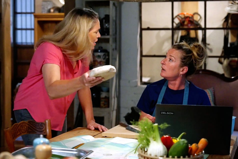 Britta (Jelena Mitschke, 47) entdeckt die bewusstlose Carla und rät ihr dringend, ihre Wechseljahressymptome endlich ernst zu nehmen.