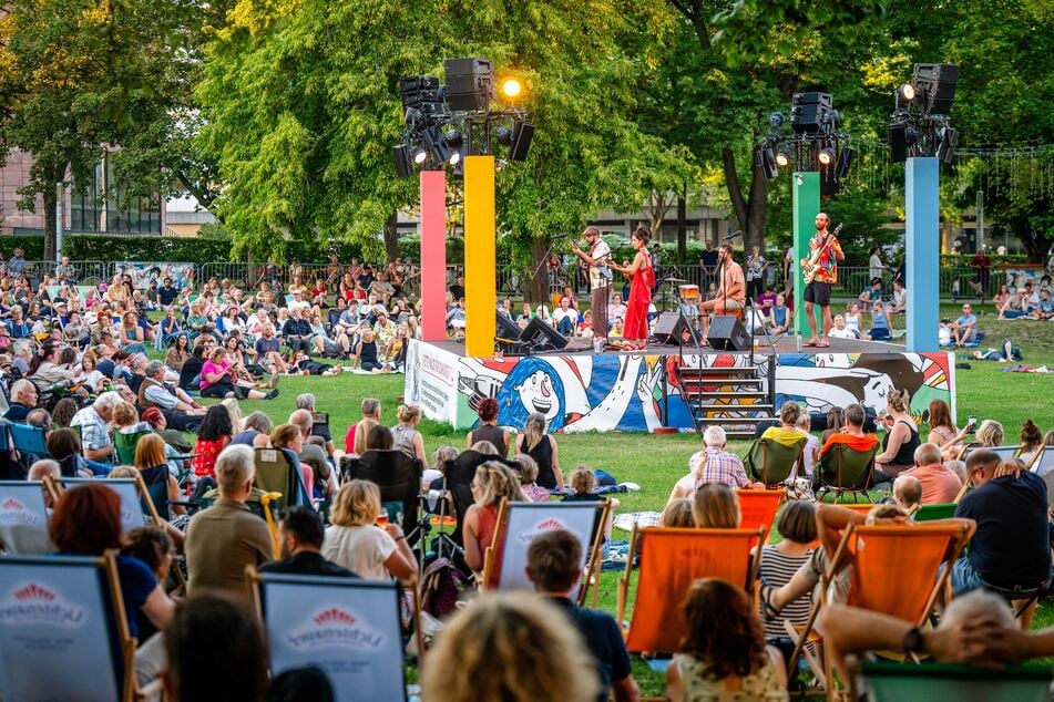Die abendlichen Konzerte lockten auch dieses Jahr wieder viele Besucher in den Stadthallenpark.