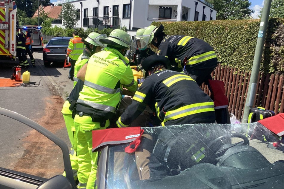 Die verletzte Frau konnte mit einem Wirbelsäulenbrett aus dem Auto ohne Dach geborgen werden.