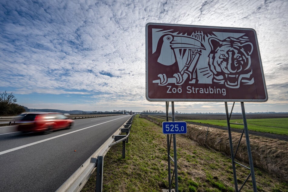 Die braunen Autobahnschilder auszutauschen kostet unverhältnismäßig viel Geld.