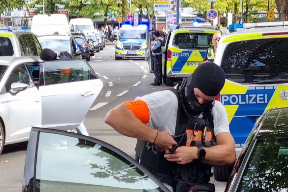 Am Landrat-Lucas-Gymnasium in Leverkusen-Opladen kam es zu einem Großeinsatz der Polizei.