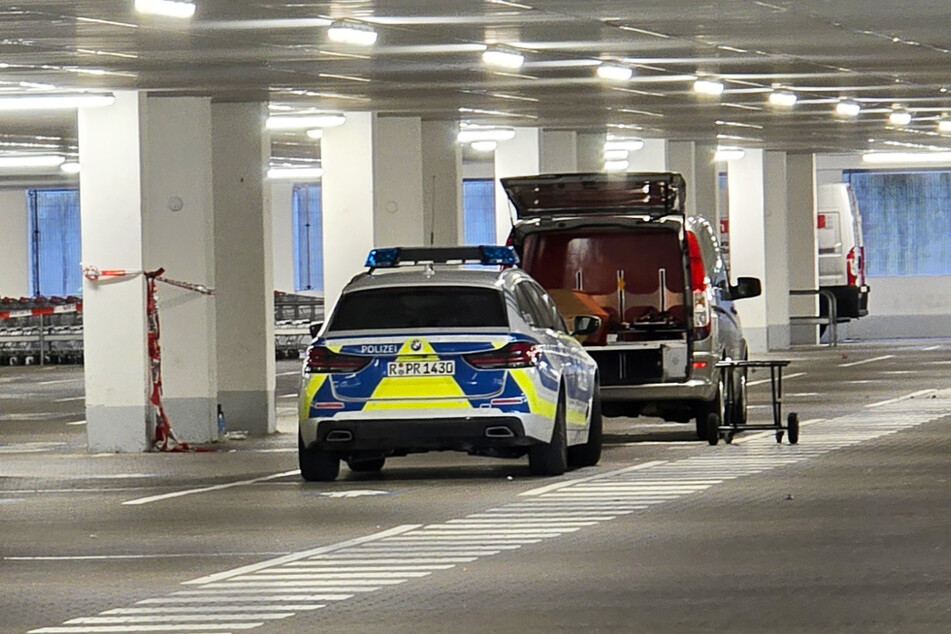 Die Polizei hat die Leiche der getöteten 19-Jährigen im Kofferraum eines Autos in der Tiefgarage eines Baumarkts gefunden.