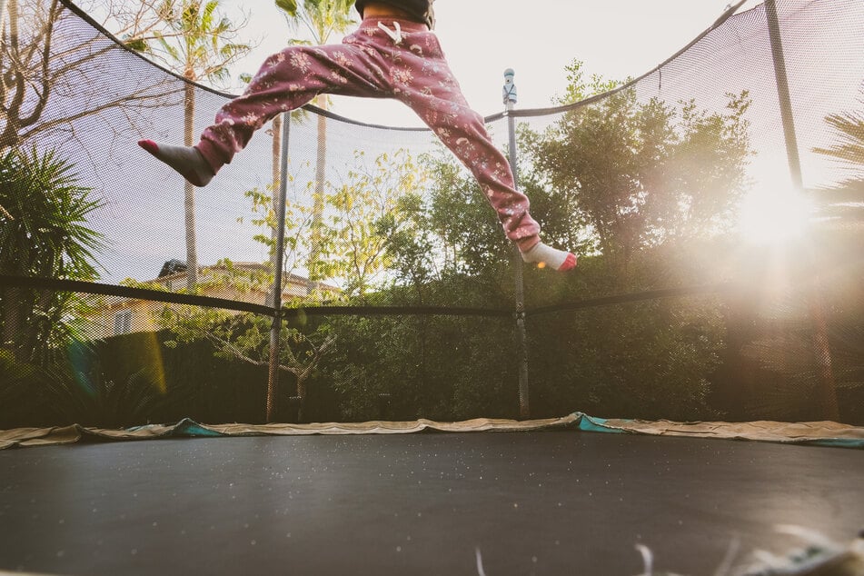 The girl had to stay on the trampoline in the scorching heat without food or water. (symbolic image)