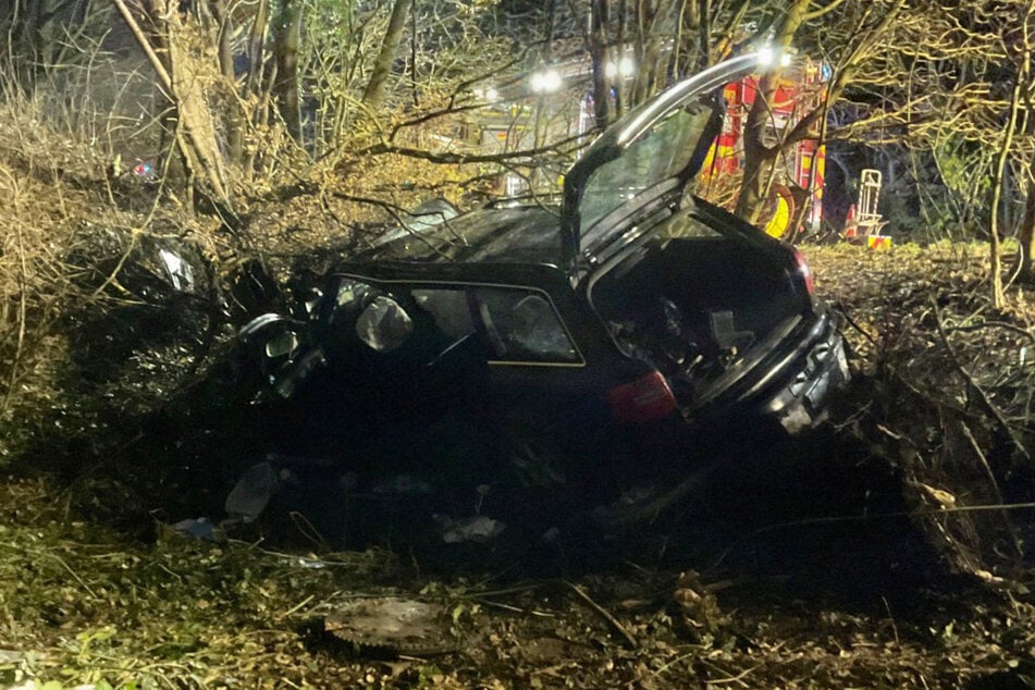 Der Wagen musste an der Seite aufgeschnitten werden, um den Fahrer zu bergen.