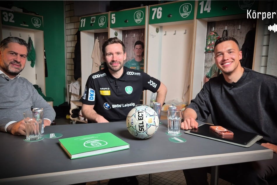 An den Mikrofonen der Auftaktfolge: Geschäftsführer Karsten Günther (l., 44) und Kapitän Lukas Binder (33, m.). Moderiert wird die Folge von Patrick Fritzsche (r.).