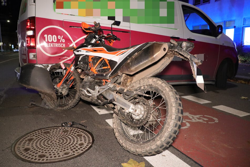 Ein Motorrad krachte einem Lieferwagen in die Beifahrerseite.