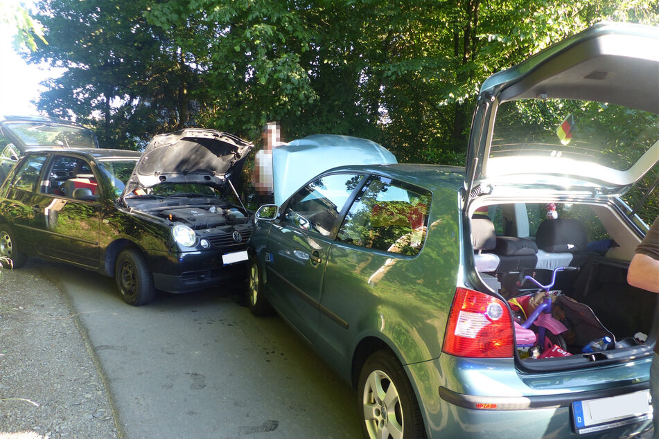 Die beiden Autos sind in einer Kurve frontal gegeneinander gekracht und mussten nach dem Unfall abgeschleppt werden.