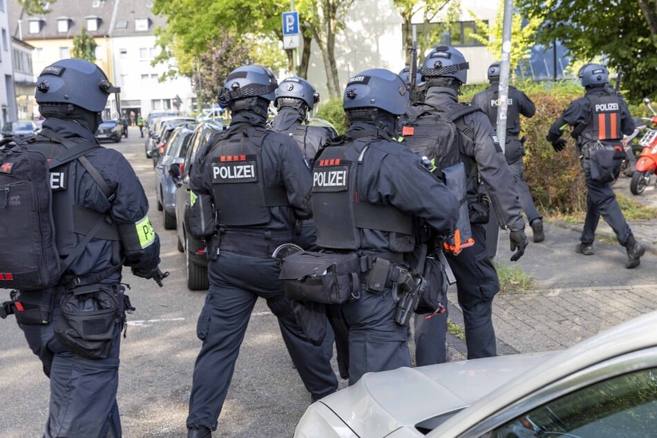 Schwer bewaffnete Kräfte waren am Berufskolleg an der Blücherstraße im Einsatz.