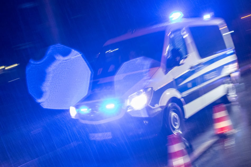 Nach Angaben der Polizei hielt einer der Unbekannten den 23-Jährigen fest, der andere schlug zu. (Symbolbild)