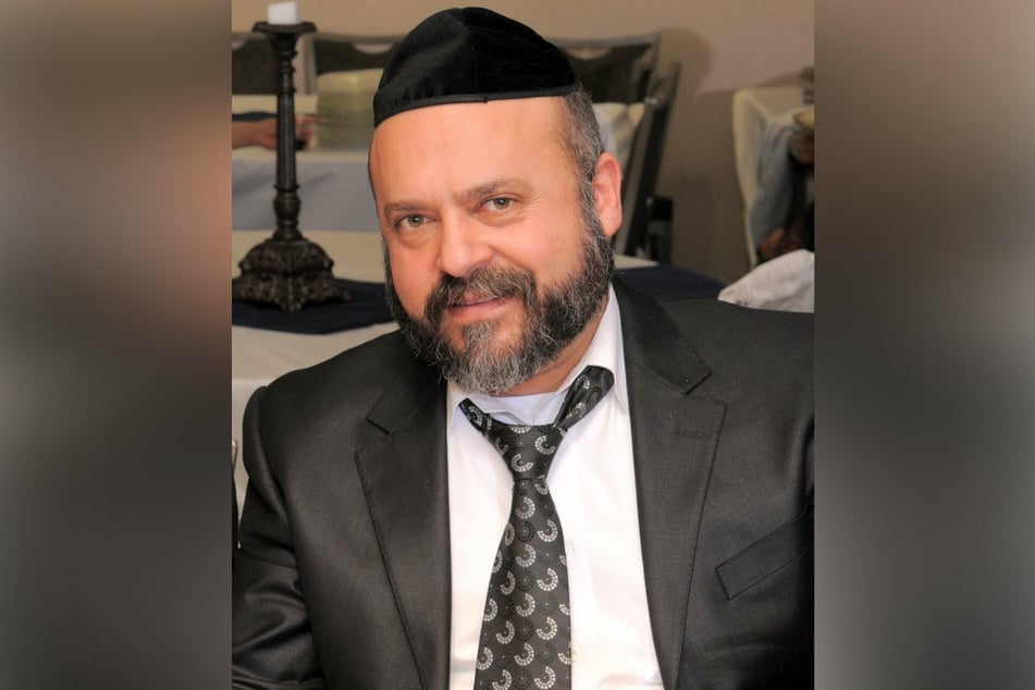 Moshe Yazdi (59) hat seine Autorität als Rabbi schamlos ausgenutzt. Eine Frau soll er sogar am Tag ihrer Hochzeit vergewaltigt haben.