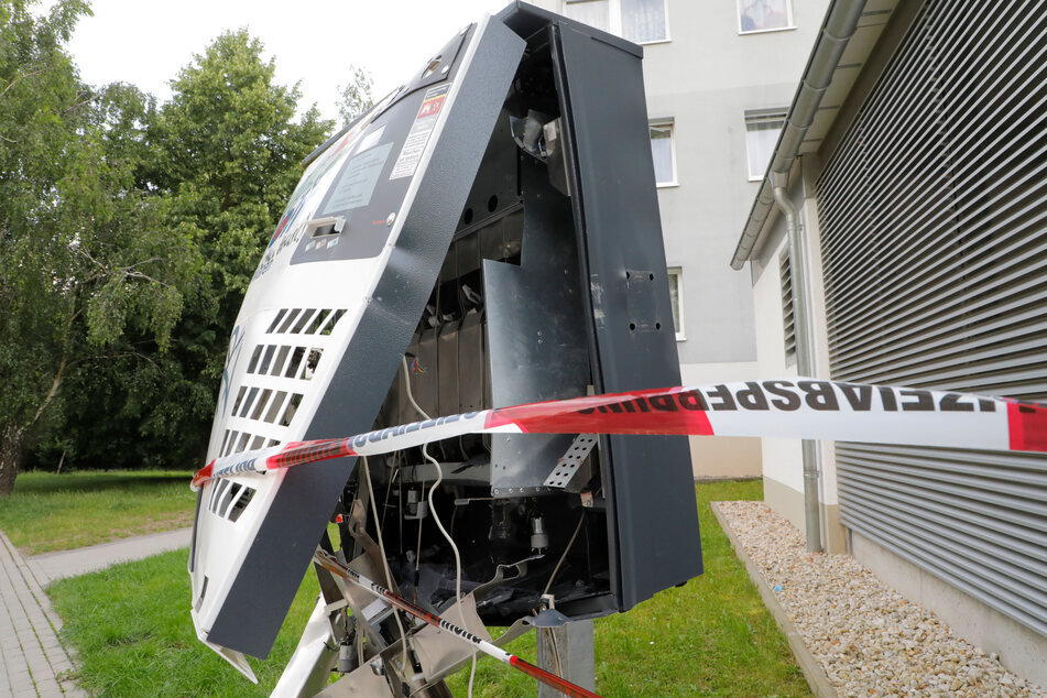 In Hutholz wurde ein Zigarettenautomat gesprengt. Vermutlich benutzten die Täter Böller.