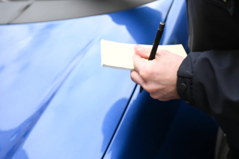 Die Polizei erwischte einen Autofahrer, der betrunken ohne Führerschein unterwegs war. (Symbolbild)