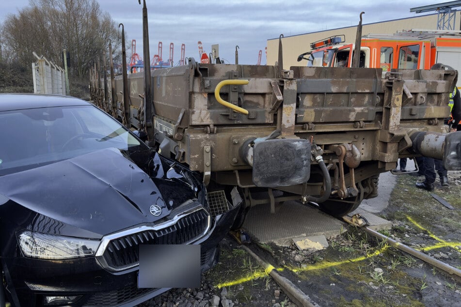 Im Hamburger Hafen ist eine Hafenbahn mit einem Auto zusammengestoßen. Eine Person wurde schwer verletzt.