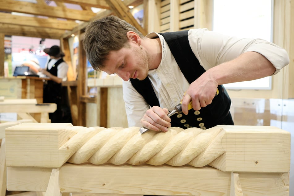 Zimmermann Anton Woersch (29) präsentiert, so wie viele andere auf der Messe, sein Handwerk.