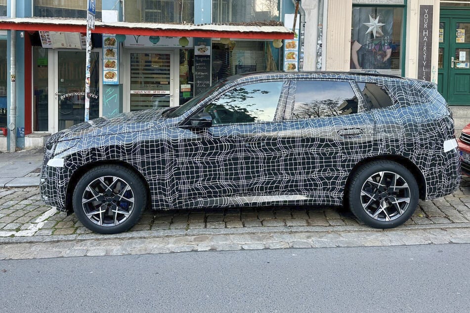 In der Neustadt stand dieser BMW-Erlkönig praktisch wie auf dem Präsentierteller.