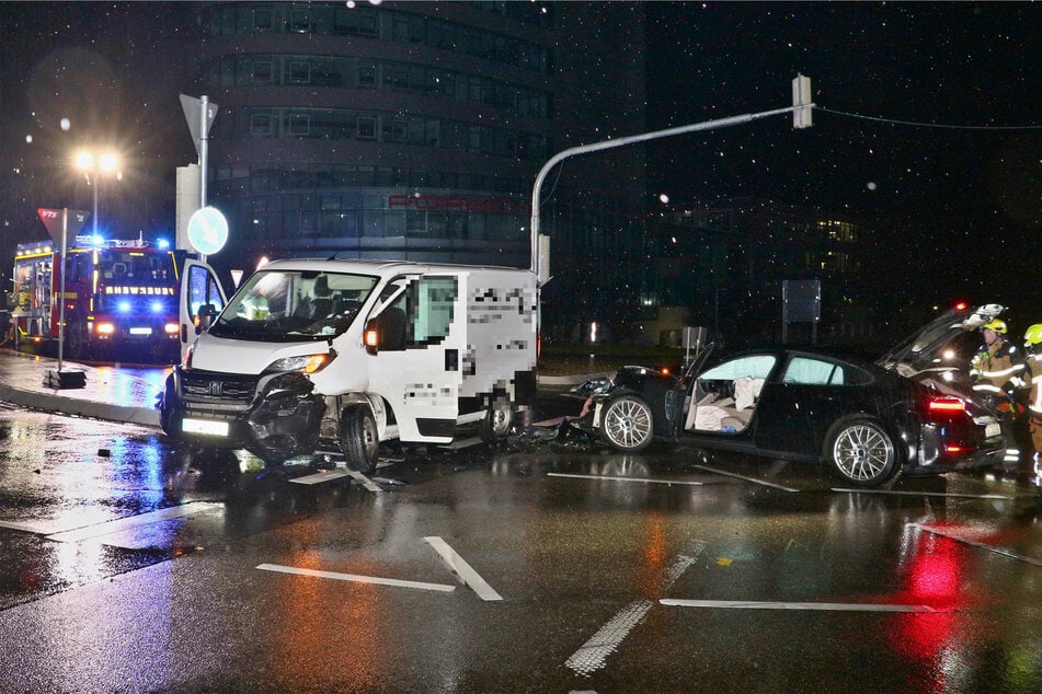 Direkt an der Kreuzung krachte es zwischen dem Porsche und dem weißen Kleintransporter.