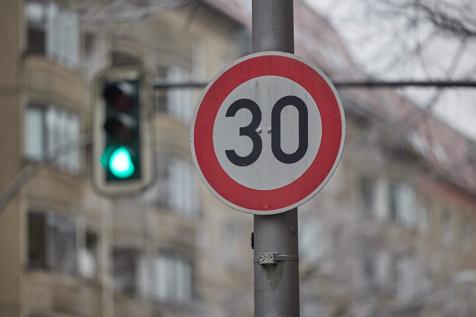 Das Tempolimit von 30 Kilometern pro Stunden soll an 25 Hauptstraßen in Berlin bald Geschichte sein.