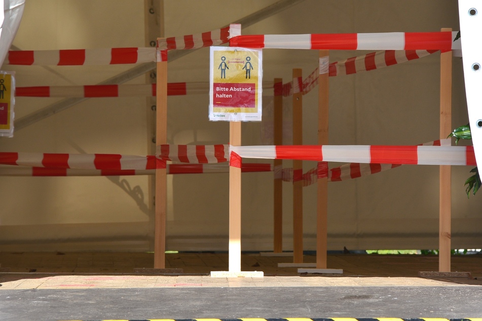 In dem Wartezelt vor der Ambulanz zeigen Markierungen die Abstandsregelungen.