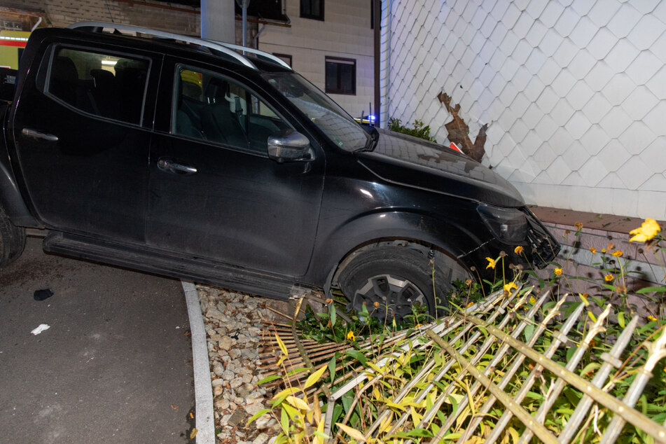 Der Pickup war von der Straße abgekommen und hatte anschließend eine Betonwand mitgenommen. Danach schlug er in eine Hauswand ein.