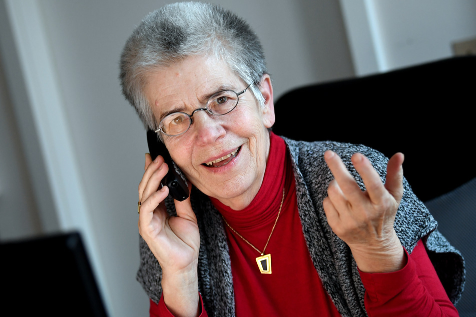 Silbernetz-Initiatorin Elke Schilling telefoniert in ihrem Büro. In der Corona-Krise hat sich die Nachfrage bei einer Berliner Hotline für einsame Senioren erhöht.