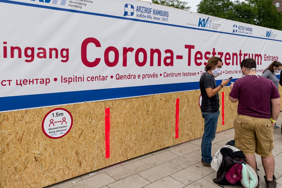 Ein Schriftzug weist zum Eingang des neuen Corona-Testzentrums der Kassenärztlichen Vereinigung am Hauptbahnhof hin, in dem Reiserückkehrer sich testen lassen können.