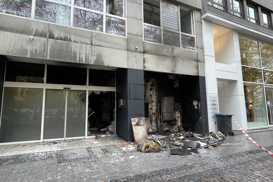 Die Fassade eines Gebäudes auf den Kölner Ringen ist bei einem Brand stark beschädigt worden.